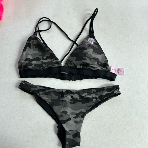 Bikini - Picture 1 of 7